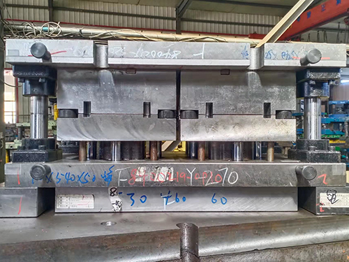 左右前蓋鉸鏈加強(qiáng)板