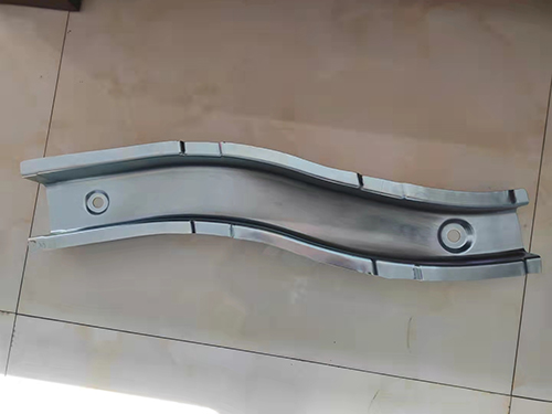 左-右前縱梁后段連接梁